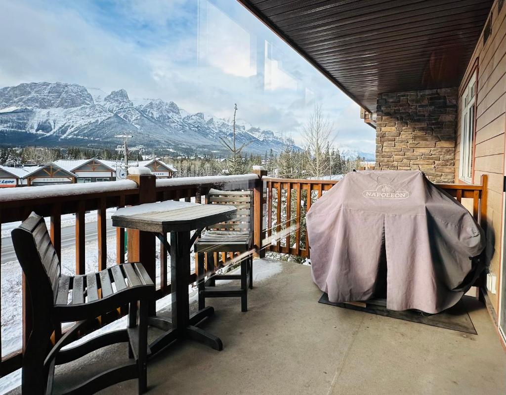 Canmore Mountain Retreat - Heated Pool & Hot-tub photo 2