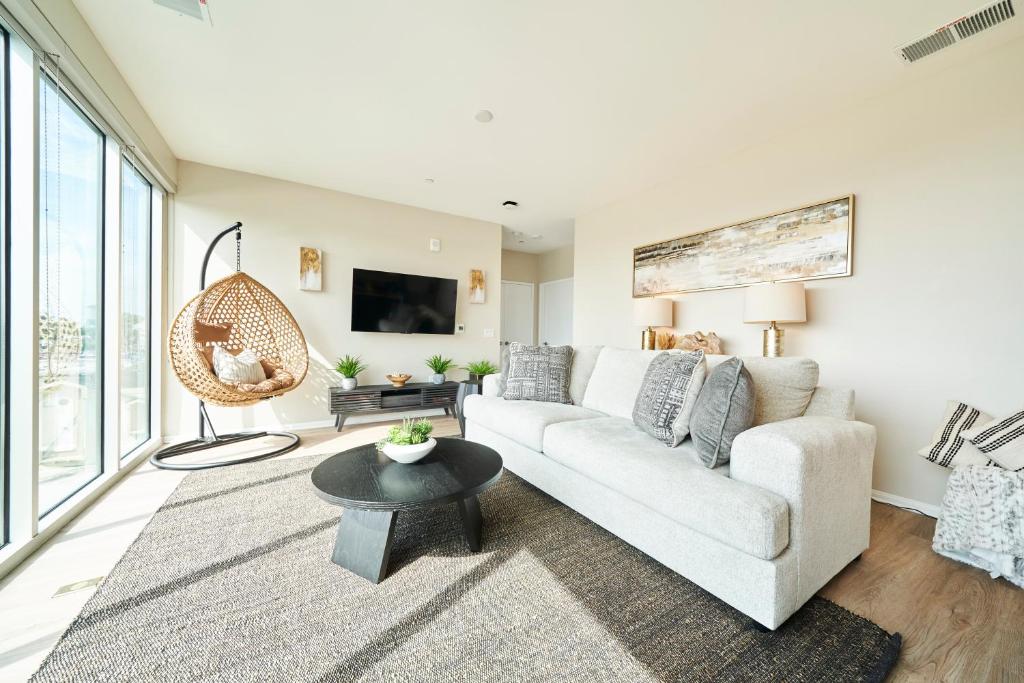 NEW Organic Modern Luxury 1BD/1BA- close to everything! image