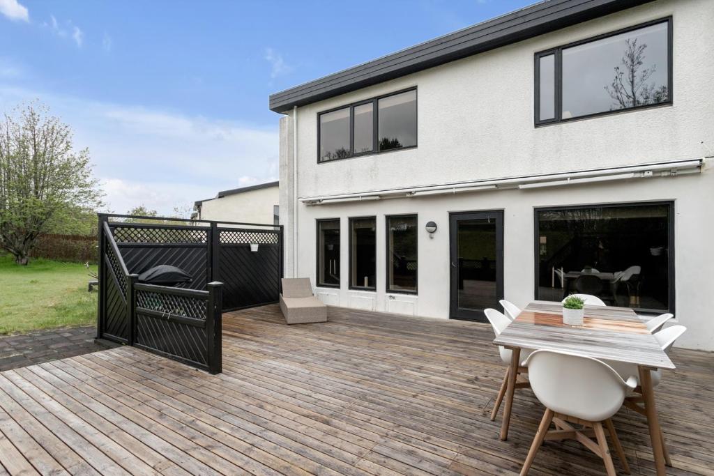 A modern and stylish furnished house in Reykjavík photo 2