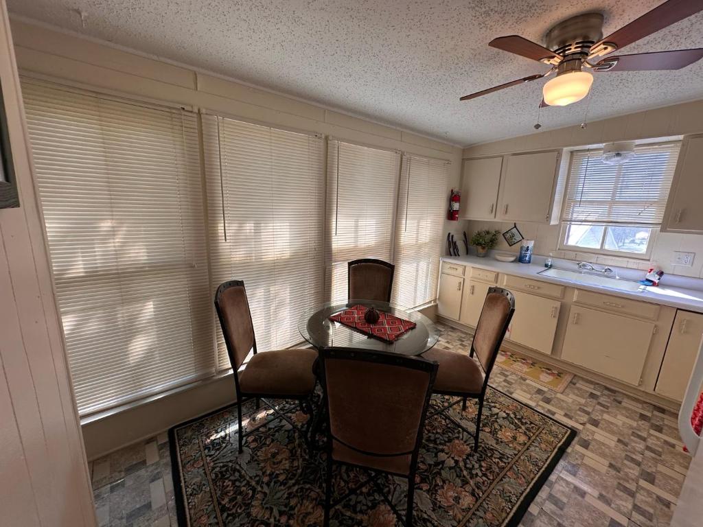 Carriage Inn - Tarpley Suite 5 photo 3