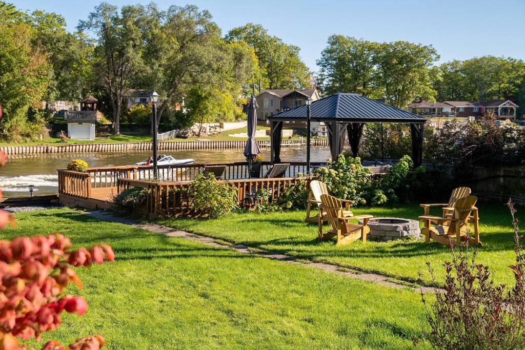 Charming riverside cottage, walk to beach photo 1