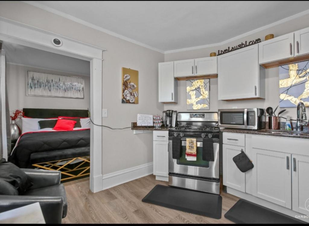 St. Paul Fry Street Den West Suite #2 photo 2