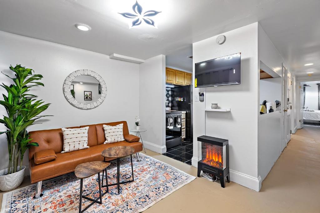 Modern, Pets OK Fenced Yard Walk to Penn Station free parking on JHU Shuttle route image