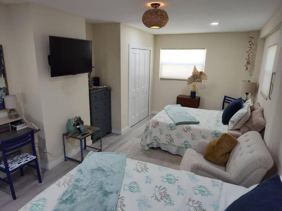 Completely Renovated! Half Duplex 1mile to Beach photo 3