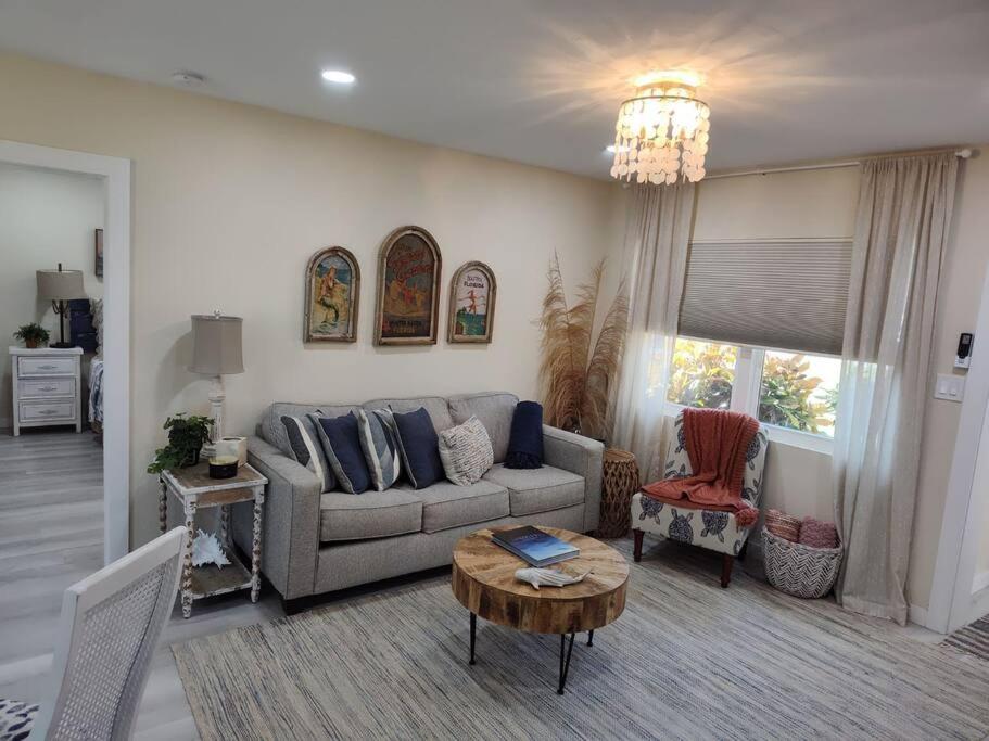 Completely Renovated! Half Duplex 1mile to Beach photo 4