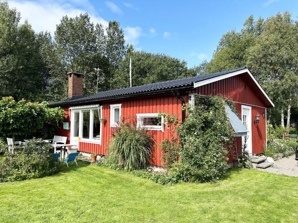 Cozy holiday home near the sea in Kärna