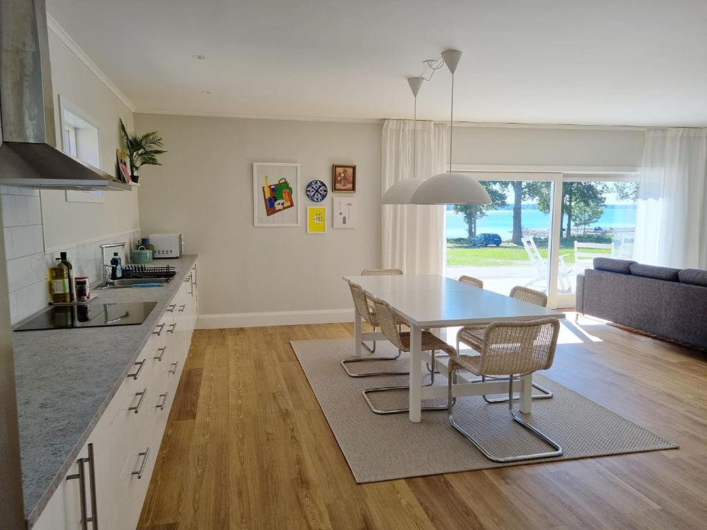 Well-equipped holiday home with a view of Lake Asnen in Hulevik, Lonashult photo 4