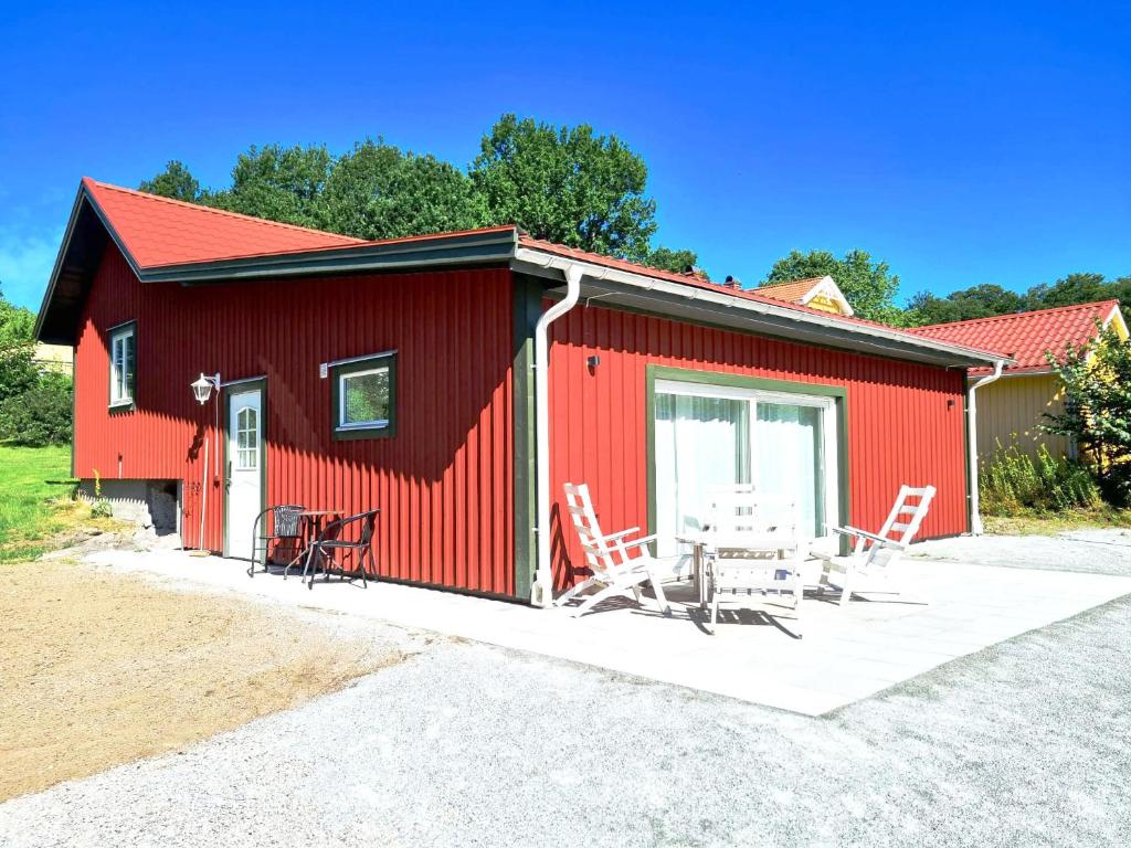 Well-equipped holiday home with a view of Lake Asnen in Hulevik, Lonashult photo 1