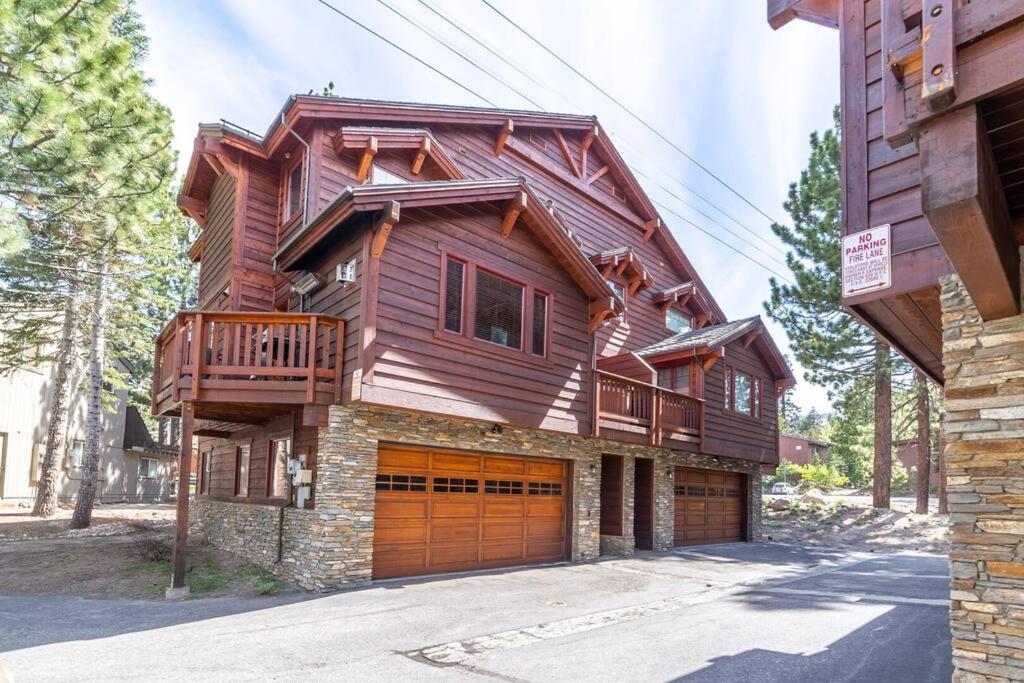 Luxury Townhome, Walk to the Village, Wifi, Private Spa & Garage image
