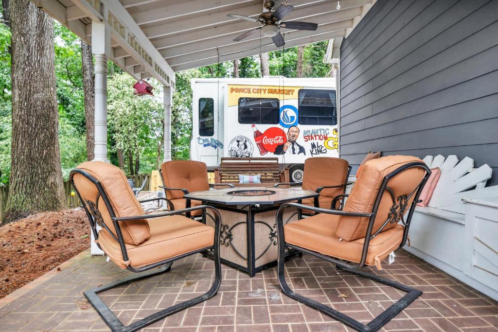Tow-tally peachy Atlanta themed Tiny House photo 1
