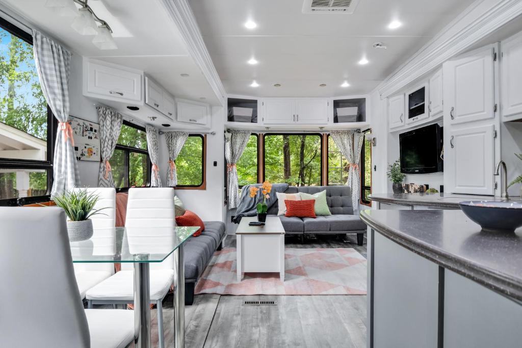Tow-tally peachy Atlanta themed Tiny House photo 4