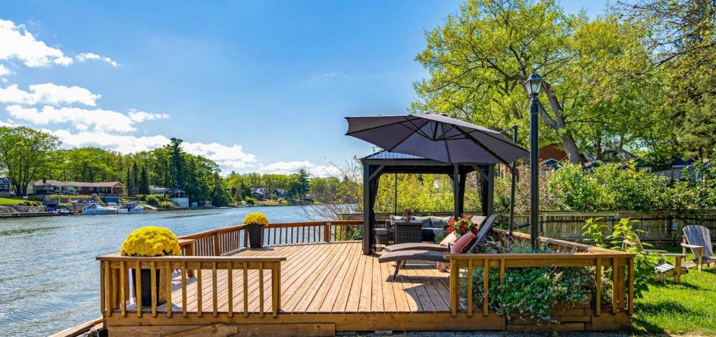 Charming riverside cottage, walk to beach photo 2