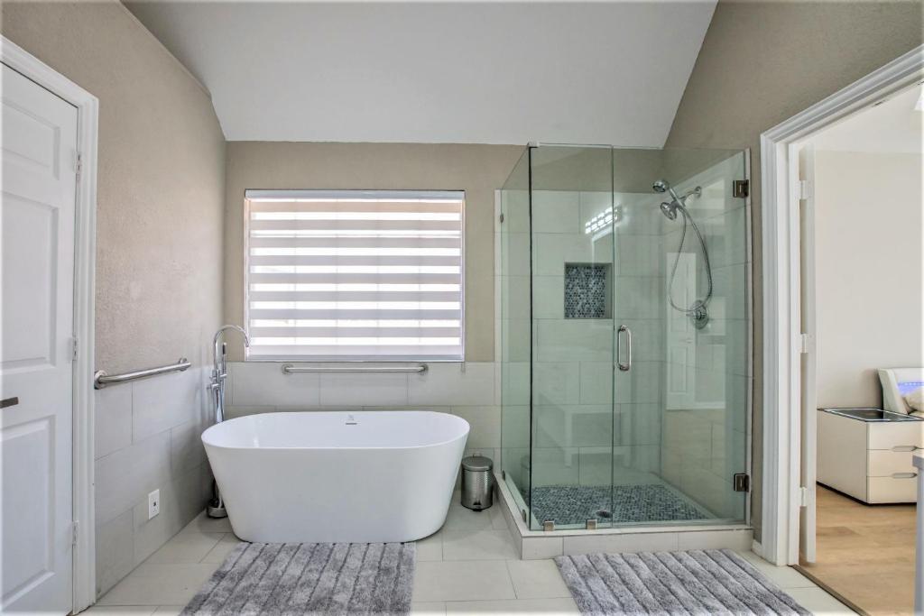 Modern 1-Story, Excellent Location, Pet Friendly photo 1