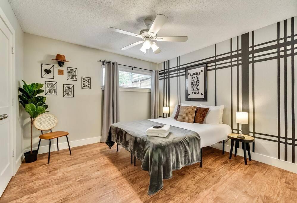 Near Downtown Dallas - The Dapper Charm