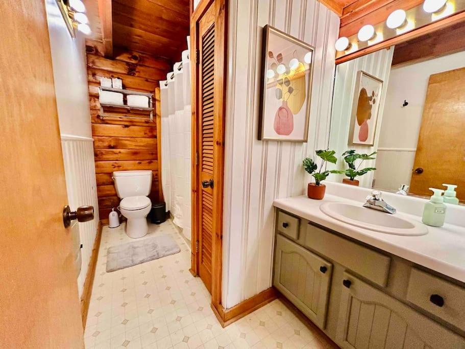 Cozy cabin close to Virginia Tech and Radford University photo 4