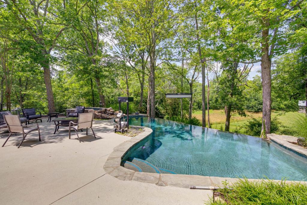 White Horse Farm with Hot Tub on 41 Acres! photo 1