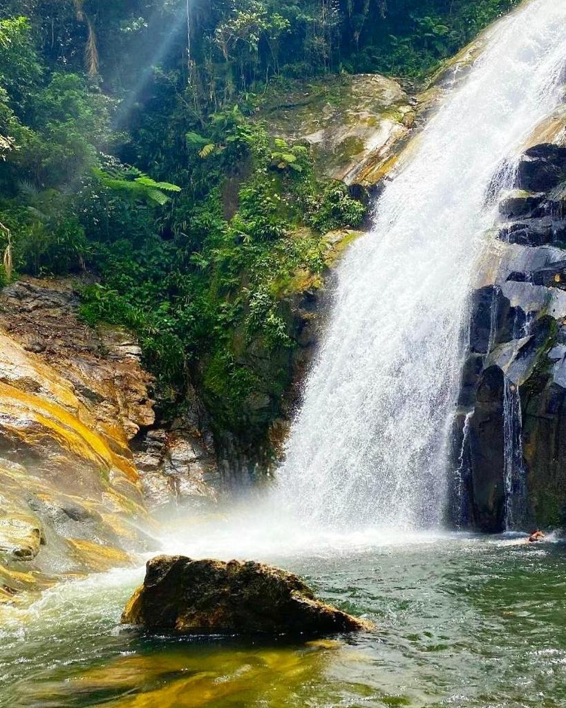 Aconchego casa 3 dorms, piscina, churrasq em Condomínio Fechado
