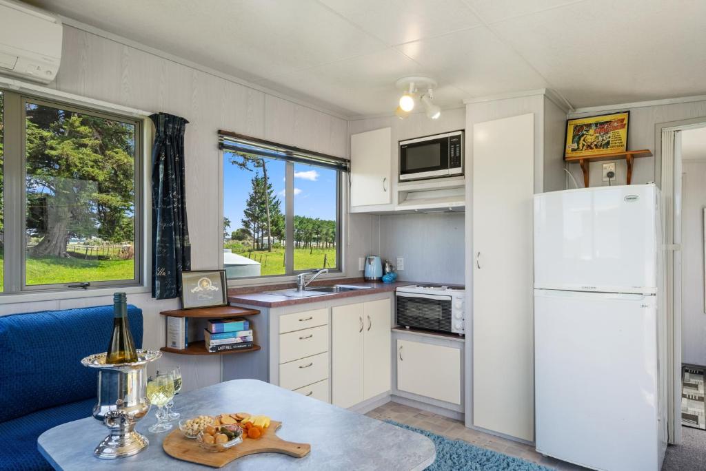 MGM Studio Cabin - Himitangi Holiday Studio photo 2