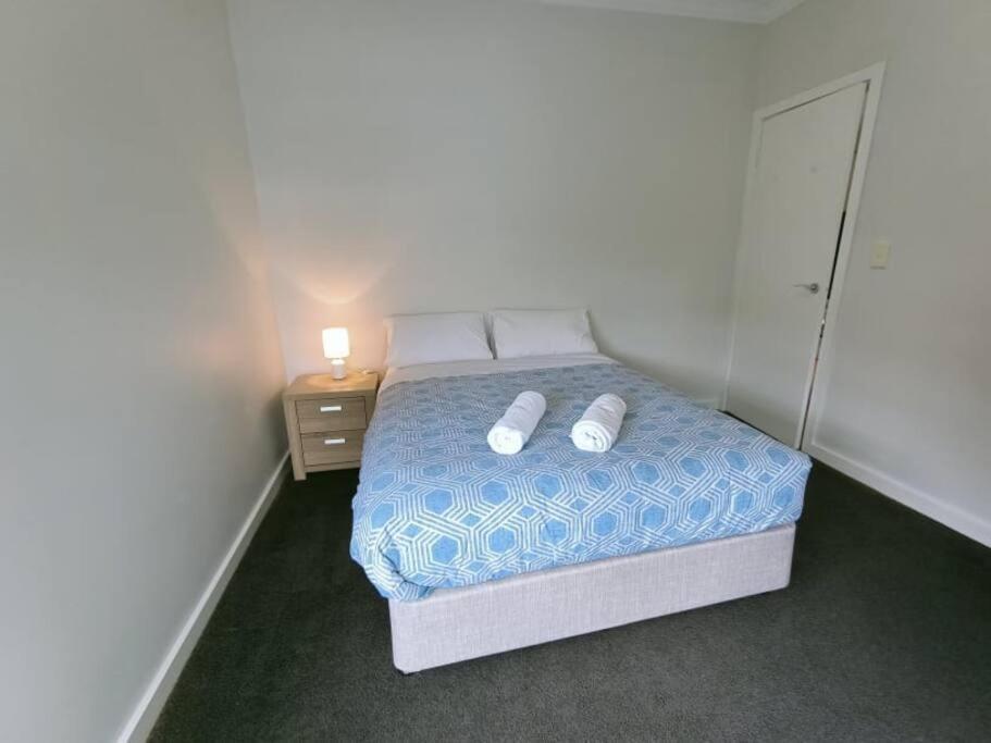 Cheerful 3-bedroom home, walking distance to shops photo 1