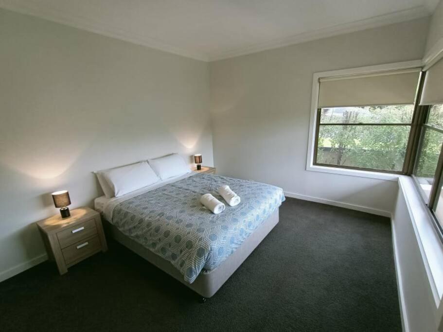Cheerful 3-bedroom home, walking distance to shops photo 2