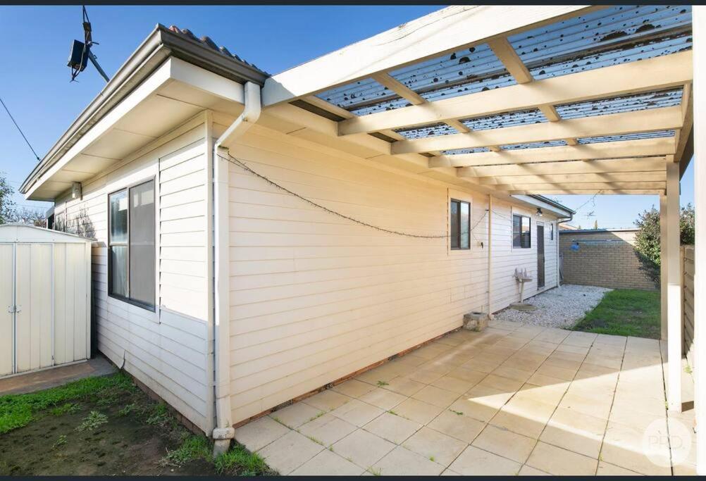 Cheerful 3-bedroom home, walking distance to shops photo 3