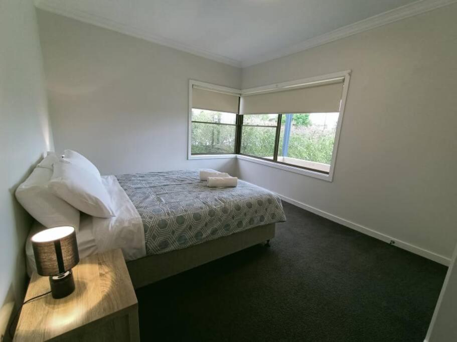 Cheerful 3-bedroom home, walking distance to shops photo 4