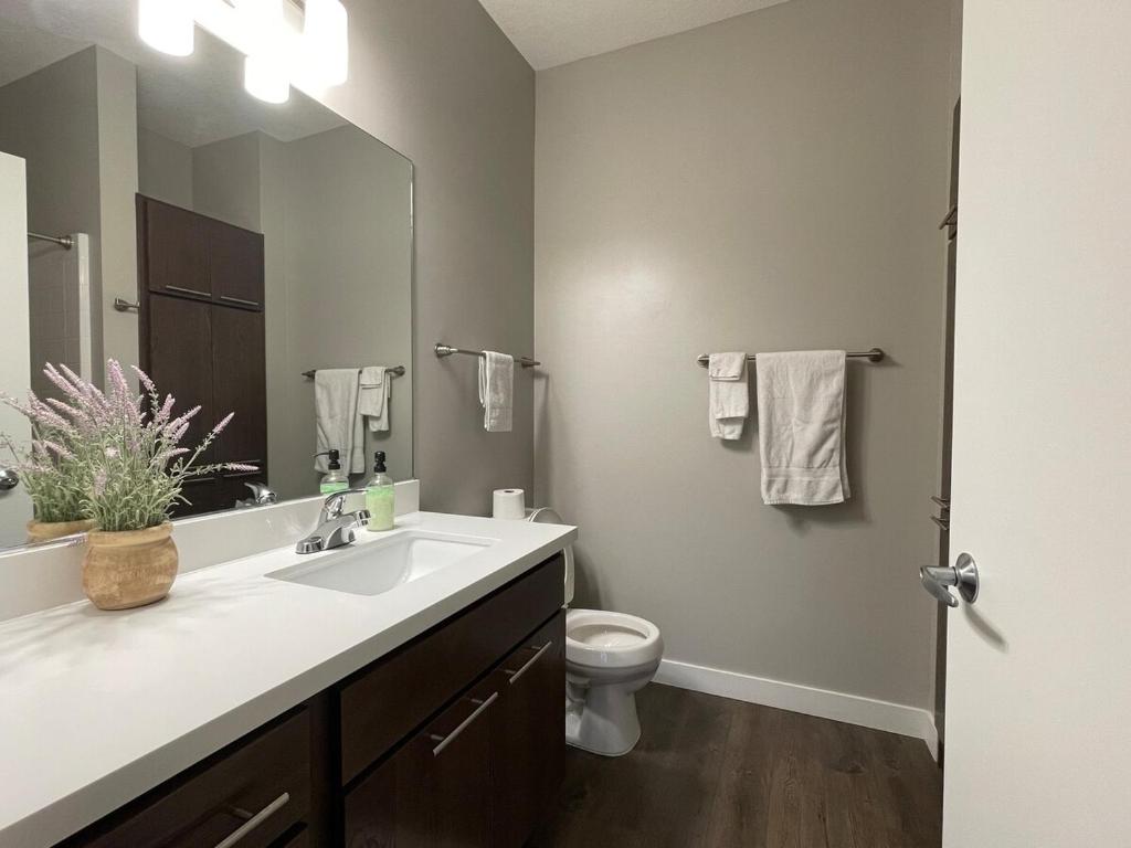Large Downtown 2br With Parking & Hot Tub photo 1
