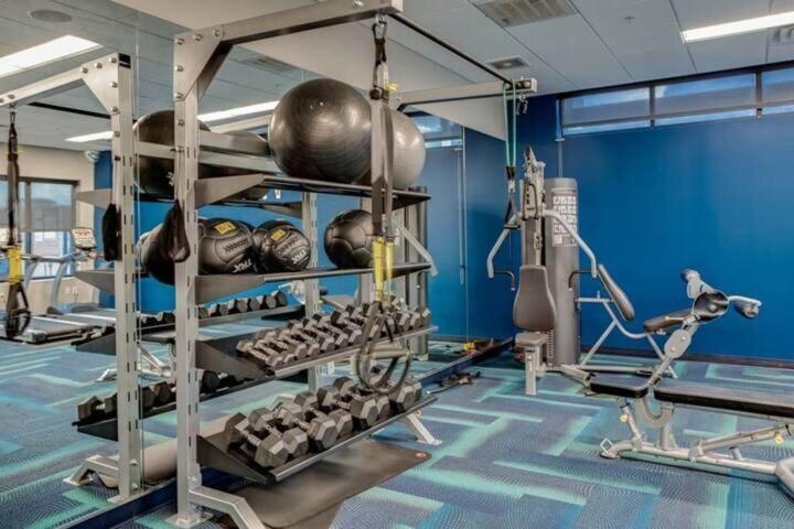 Large Downtown 2br With Parking & Hot Tub photo 4