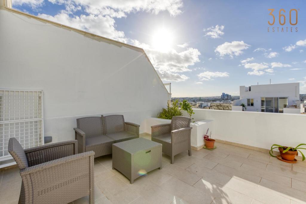 A lovely, central 2BR penthouse with large outdoor by 360 Estates photo 3