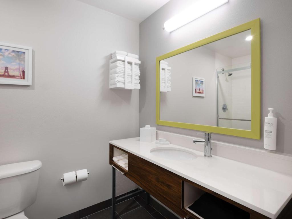 Hampton Inn Deerfield Beach Room Type - King Suite with Sofa Bed - Non-Smoking