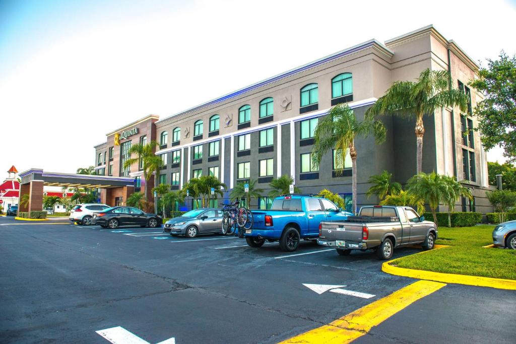 La Quinta Inn & Suites by Wyndham Clearwater South image
