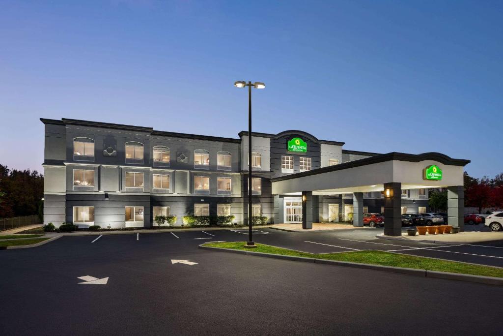 La Quinta Inn & Suites by Wyndham Mt. Laurel - Philadelphia image