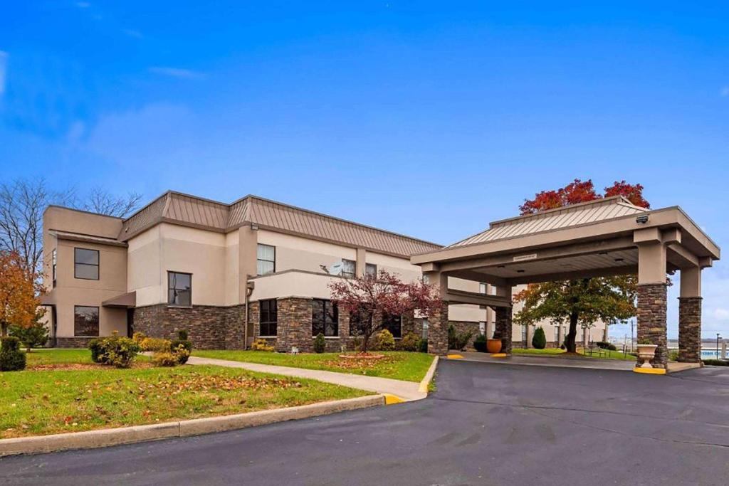 Baymont by Wyndham Monroe Ohio image