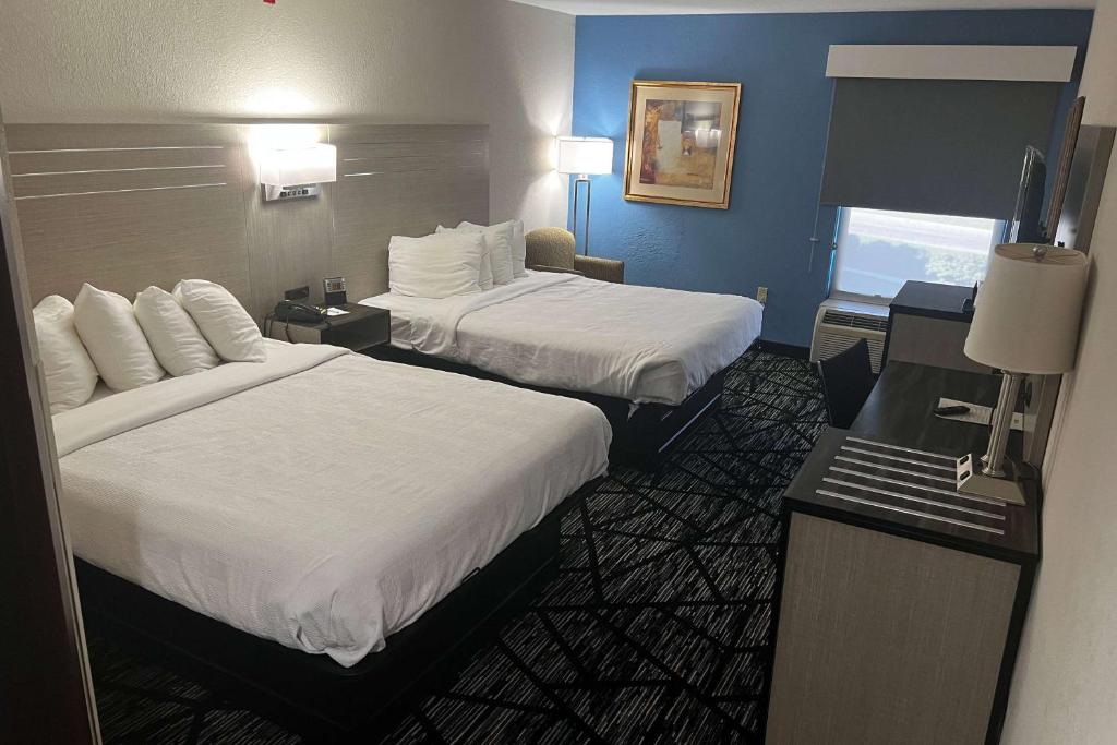Baymont By Wyndham Monroe Ohio photo 1