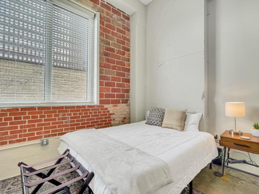 Stunning Downtown Studio With Rooftop Patio image