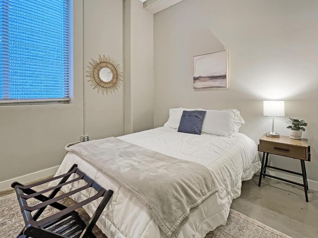 Modern Industrial Apartment With Skywalk photo 2