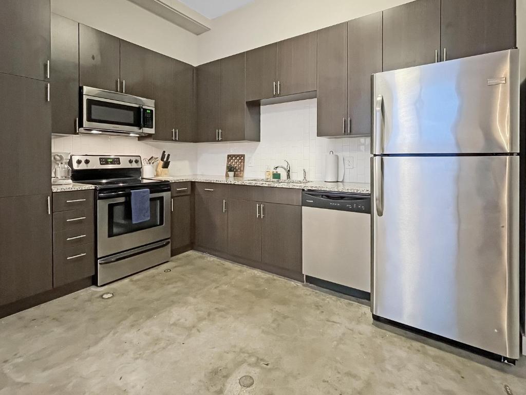 Modern Industrial Apartment With Skywalk photo 3