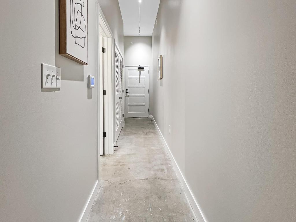 Modern Industrial Apartment With Skywalk photo 4