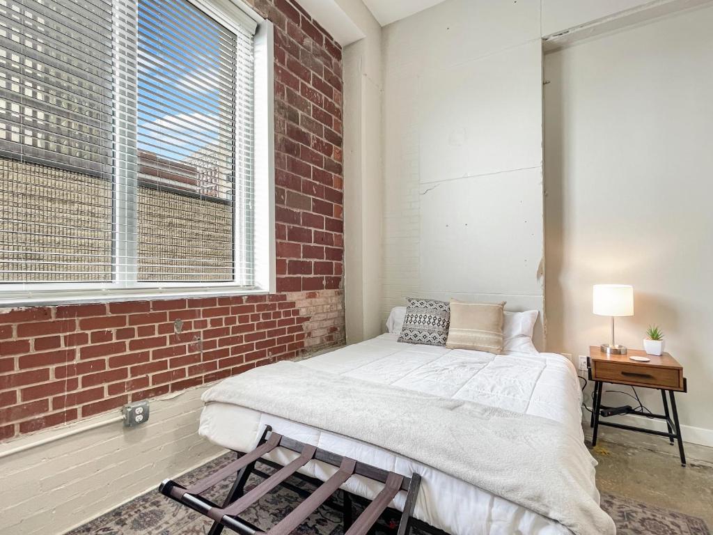 Stunning Downtown Studio With Rooftop Patio photo 1