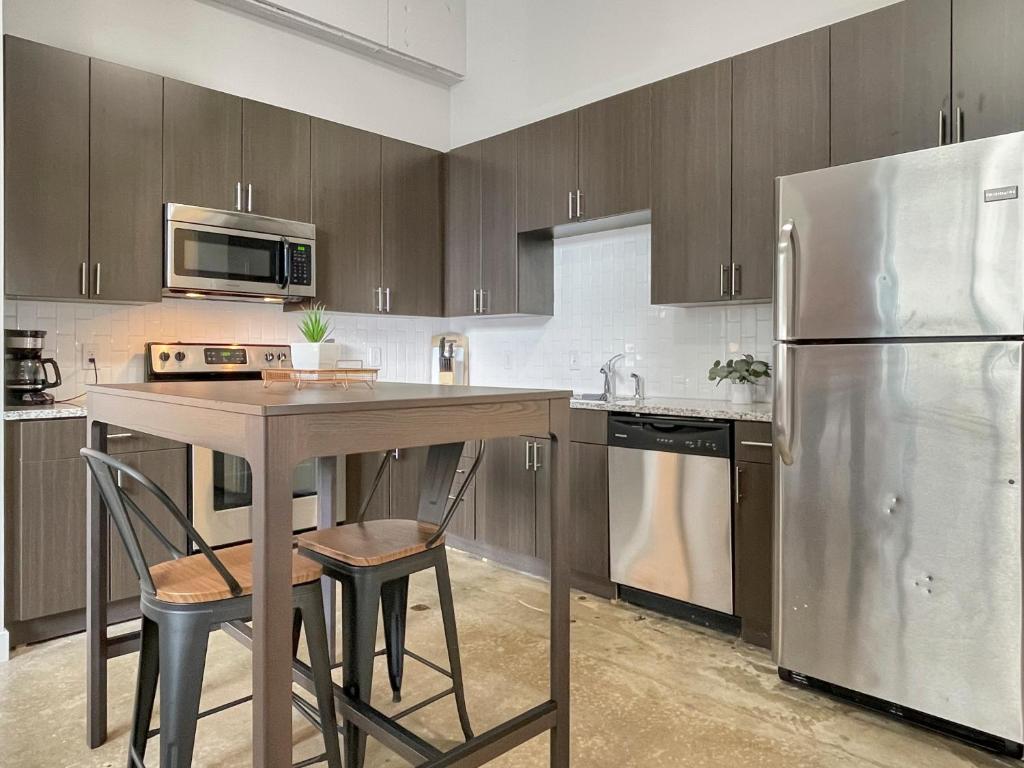 Stunning Downtown Studio With Rooftop Patio photo 3