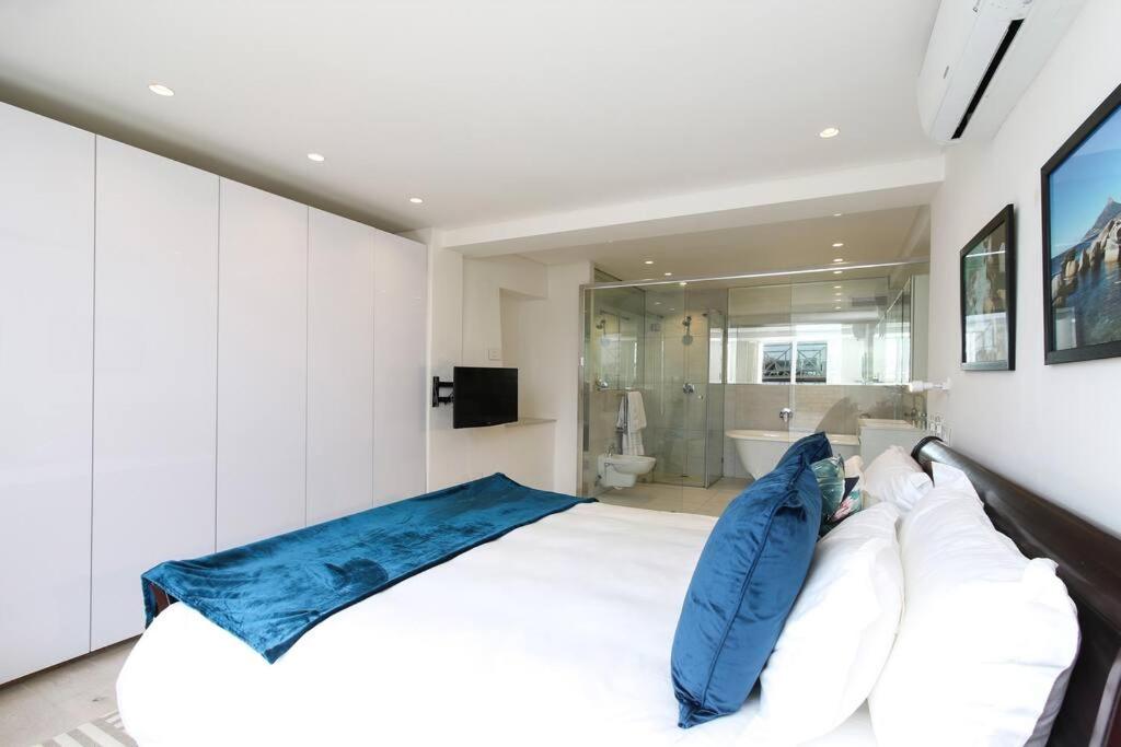 Modern & Luxurious Seaside Apartment