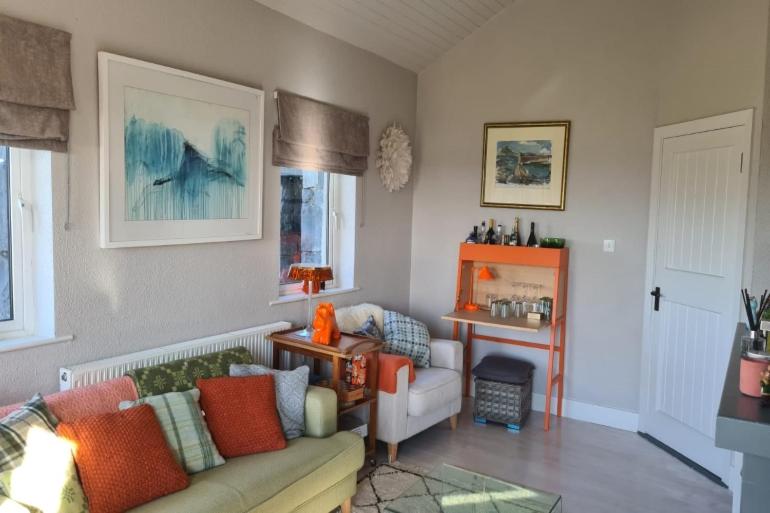 Detached cottage overlooking lake in Connemara photo 4