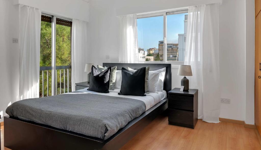 Phaedrus Living: Romanou Modern City Center Flat photo 4