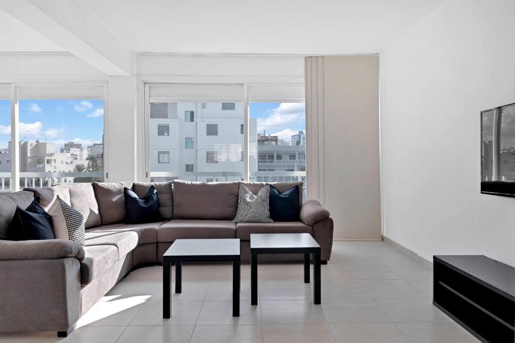 Phaedrus Living: Romanou Modern City Center Flat photo 3