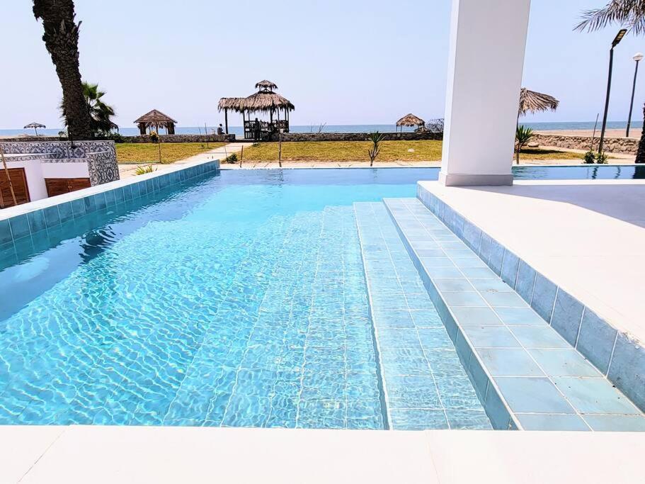 HERMOSA CASA CON PISCINA FRENTE AL MAR - PRIMERA FILA photo 1