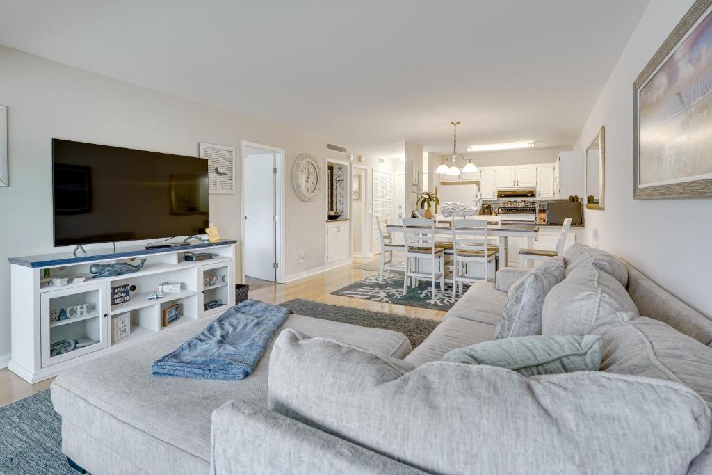 Modern Panama City Beach Condo 5 Mi to Beaches!
