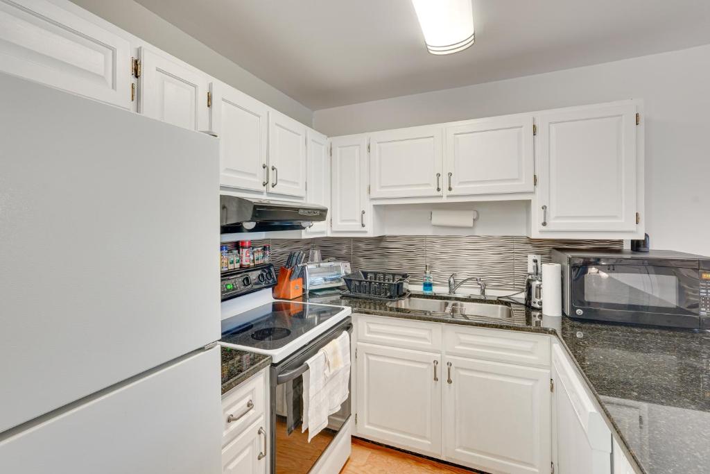 Modern Panama City Beach Condo 5 Mi to Beaches! photo 1