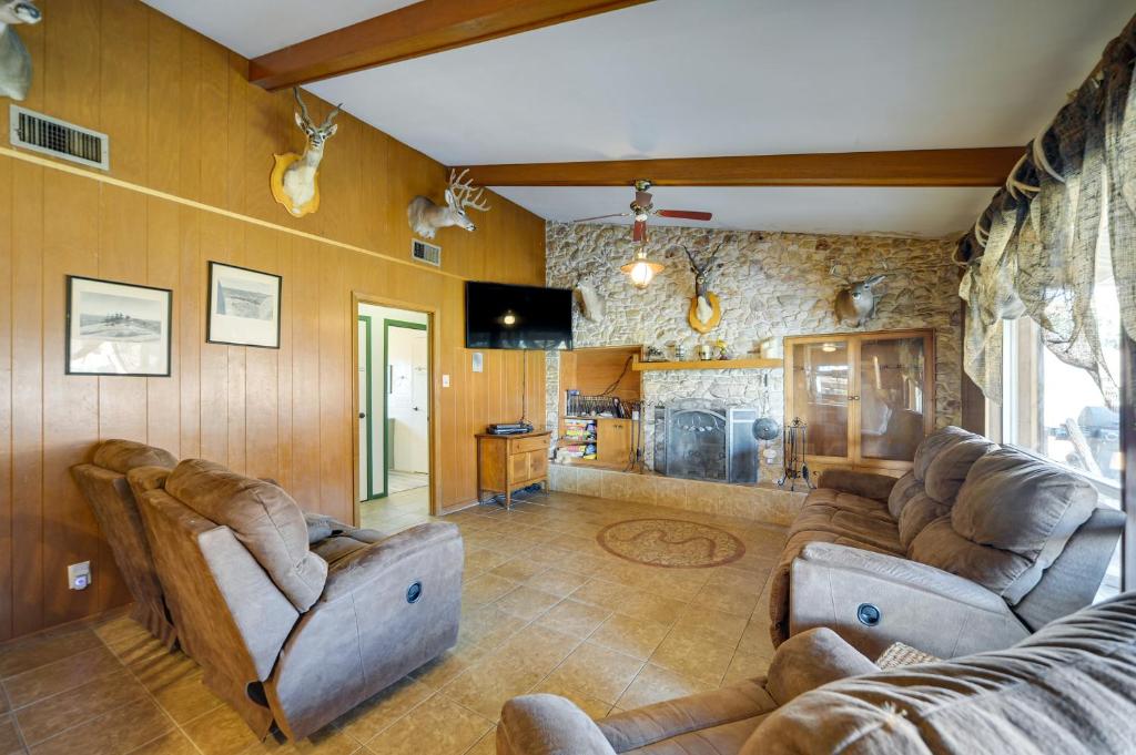Rustic and Western House on Lake - Swim, Fish, Hunt! photo 2