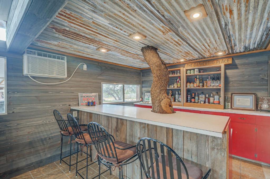 Rustic and Western House on Lake - Swim, Fish, Hunt! photo 3