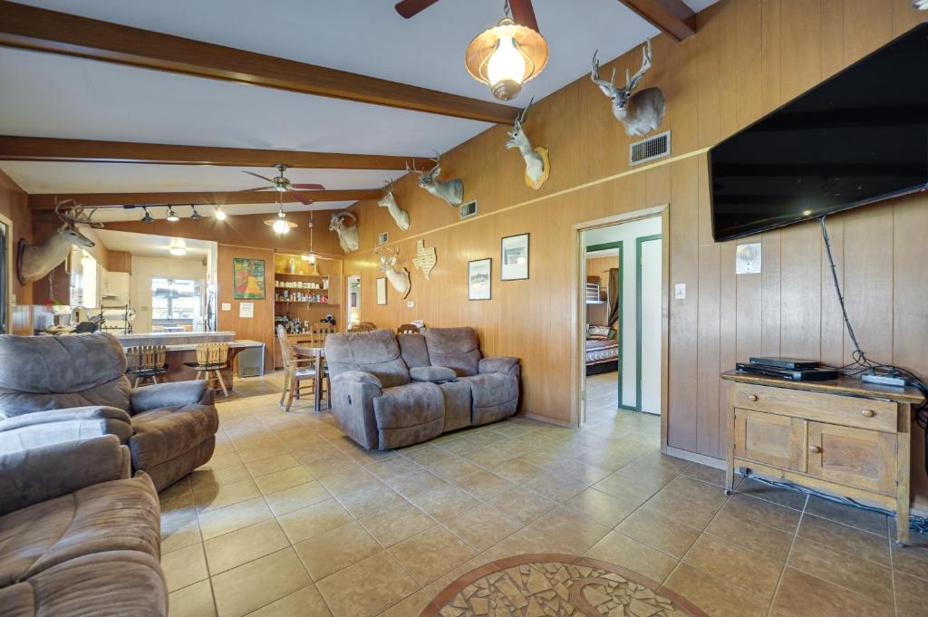 Rustic and Western House on Lake - Swim, Fish, Hunt! photo 4
